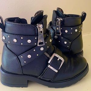 girl's boots in good condition